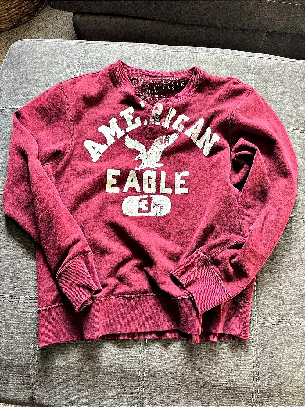 American Eagle Outfitters Vintage Fit Graphic Henley Sweatshirt Burgundy Medium